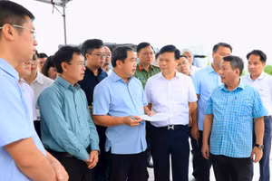 Đồng chí Trần Đức Thắng kiểm tra dự án Xây dựng tuyến đường kết nối đường Pháp Vân-Cầu Giẽ với đường Vành đai 3. (Ảnh: Thái Quang).