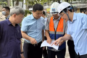 Lãnh đạo phường Thanh Xuân bàn giao mặt bằng ngoài thực địa cho Ban Quản lý dự án đầu tư xây dựng công trình giao thông thành phố.