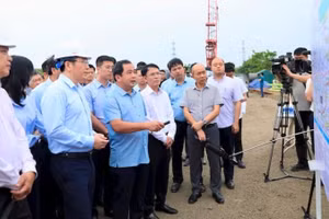 Bí thư Thành ủy Hà Nội Trần Đức Thắng kiểm tra thực địa tại cầu Mễ Sở. (Ảnh: QUANG THÁI)