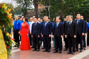 Đoàn đại biểu thành phố Hà Nội dâng hoa tại Tượng đài V.I.Lênin. (Ảnh: Quang Thái)