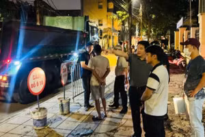 Lãnh đạo phường Thanh Xuân trực tiếp chỉ đạo công tác giải phóng mặt bằng tại hiện trường. (ảnh: Khánh An).