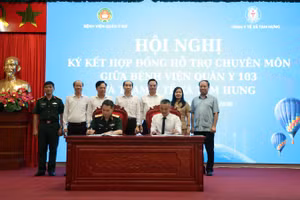 Bệnh viện Quân y 103 và Trạm Y tế xã Tam Hưng thực hiện ký kết hỗ trợ chuyên môn.