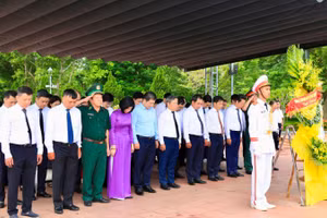 Đoàn đại biểu thành phố Hà Nội thành kính dâng hương tưởng niệm tại Thành cổ Quảng Trị. (Ảnh: Thái Quang)