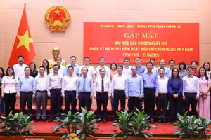 Lãnh đạo thành phố Hà Nội chụp ảnh lưu niệm với đại diện các cơ quan báo chí. 