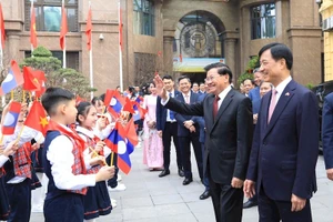 Lễ đón Tổng Bí thư Đảng Nhân dân Cách mạng Lào, Chủ tịch nước Cộng hòa Dân chủ Nhân dân Thongloun Sisoulith. (Ảnh: Quang Thái)