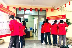 Sinh viên Đại học Bách khoa Hà Nội nghiên cứu tiểu sử các ứng cử viên đại biểu Quốc hội và Hội đồng nhân dân các cấp nhiệm kỳ 2026-2031. (Ảnh: ĐÌNH HIỆP)