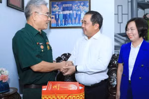 Bí thư Thành ủy Hà Nội Trần Đức Thắng thăm hỏi, chúc sức khỏe thương binh Trần Huy Tắn.
