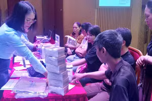 Người dân phường Thanh Xuân trong diện thu hồi đất phục vụ dự án đường Vành đai 2,5 nhận tiền bồi thường, hỗ trợ.
