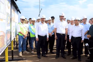 Chủ tịch Ủy ban nhân dân thành phố Hà Nội Vũ Đại Thắng kiểm tra tiến độ dự án đầu tư xây dựng Khu đô thị thể thao Olympic.