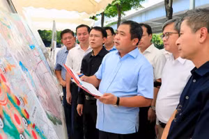 Lãnh đạo Thành ủy Hà Nội kiểm tra dự án đường Tây Thăng Long tại phường Đông Ngạc. (Ảnh: Quang Thái).