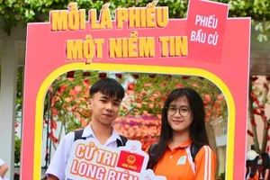 Các bạn trẻ phấn khởi "check-in".