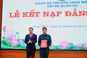 Bí thư Đảng ủy phường Long Biên trao quyết định kết nạp Đảng cho tân binh. (Ảnh: MINH PHÚC)