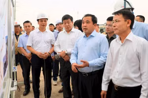 Bí thư Thành ủy Hà Nội Trần Đức Thắng kiểm tra tiến độ hồ điều hòa Yên Nghĩa 1.