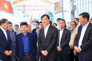 Bí thư Thành ủy Hà Nội Nguyễn Duy Ngọc kiểm tra công tác chuẩn bị bầu cử tại thôn Thụy Ứng, xã Thường Tín. (ảnh: Quang Thái).