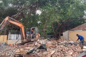 Lực lượng chức năng phường Thanh Xuân tháo dỡ công trình để bàn giao mặt bằng cho chủ đầu tư dự án đường Vành đai 2,5.