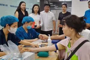 Người lao động được tổ chức khám bệnh, làm các xét nghiệm.