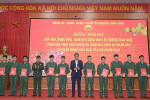 Lãnh đạo phường Long Biên tặng sổ tiết kiệm cho các tân binh. (ảnh: Minh Phúc).