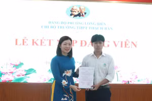 Thường trực Đảng ủy phường Long Biên trao quyết định kết nạp Đảng cho học sinh ưu tú trường Trung học phổ thông Thạch Bàn.