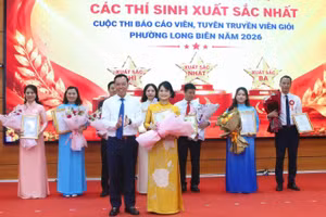 Lãnh đạo Đảng ủy phường Long Biên trao giải cho thí sinh đoạt giải Đặc biệt.