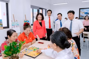 Lãnh đạo thành phố Hà Nội tham quan mô hình chăm sóc sức khỏe người cao tuổi tại phường Long Biên.