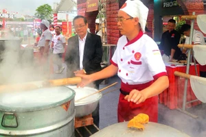 Nghệ nhân làm bánh phở tại Festival.