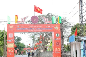Festival Phở 2026 mang chủ đề “Phở Việt - Di sản sống trong lòng thời đại” đã bắt đầu với chuỗi hoạt động trải nghiệm đặc sắc.