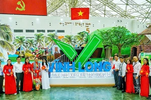 Lãnh đạo tỉnh Vĩnh Long tại gian trưng bày. 