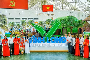 Lãnh đạo tỉnh Vĩnh Long tại gian trưng bày. 