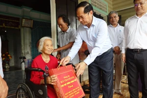 Phó Thủ tướng Bùi Thanh Sơn tặng quà Mẹ Việt Nam anh hùng Nguyễn Thị Thanh Xuân.