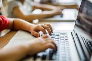 Luật An ninh mạng quy định xử lý nghiêm hành vi sử dụng không gian mạng gây nguy hại cho trẻ em, xâm hại trẻ em, xâm phạm quyền trẻ em. (Ảnh minh họa)