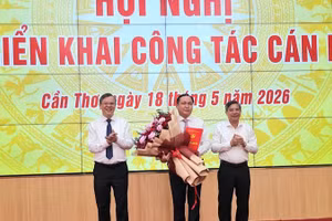 Lãnh đạo Thành ủy Cần Thơ tặng hoa chúc mừng đồng chí Lê Công Lý.