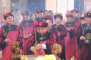 Lãnh đạo thành phố Cần Thơ dâng hương tại Lễ Giỗ tổ Hùng Vương.