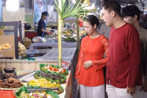 Du khách trải nghiệm bánh dân gian Nam Bộ.