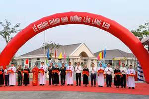 Các đại biểu cắt băng khánh thành Nhà dưỡng lão Láng Sen.