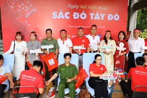 Người dân Cần Thơ tình nguyện hiến máu cứu người.