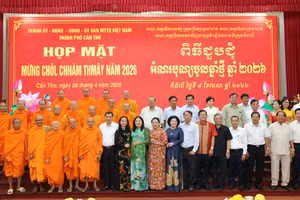 Lãnh đạo thành phố Cần Thơ và các vị sư sãi Khmer tại buổi họp mặt.