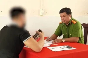 Công an làm việc với T đăng tin sai sự thật trên mạng xã hội.