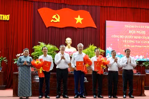 Lãnh đạo Thành ủy Cần Thơ trao quyết định cho 3 đồng chí được Ban Bí thư chỉ định tham gia Ban Chấp hành Đảng bộ thành phố.
