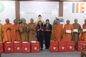 Lãnh đạo Thành ủy Cần Thơ tặng quà các vị chức sắc Ban trị sự Giáo hội Phật giáo Việt Nam thành phố Cần Thơ.