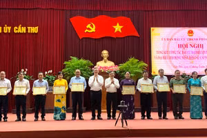 Lãnh đạo Thành ủy Cần Thơ tặng bằng khen cho các cá nhân có nhiều đóng góp trong công tác bầu cử.