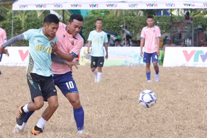 Hai đội tích cực tranh cướp bóng.