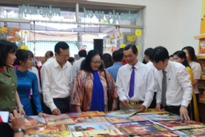 Các đại biểu tham quan tại Hội Báo Xuân Cần Thơ 2026.