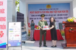 Thư viện thành phố tặng sách cho Thư viện Công an Cần Thơ. 