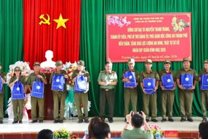 Công an Cần Thơ tặng quà cho lực lượng bảo vệ an ninh trật tự xã Trường Thành.