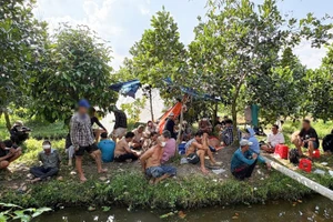 Các đối tượng bị bắt quả tang lắc tài xỉu ăn tiền.