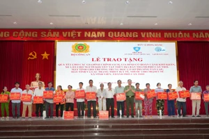 Lãnh đạo Bộ Công an tặng quà Tết cho người dân.