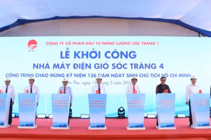 Các đại biểu nhấn nút khởi công nhà máy điện gió Sóc Trăng 4.