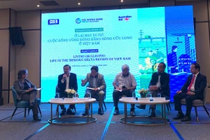 Các đại biểu thảo luận tại hội nghị.