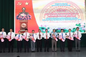 Ban tổ chức tặng hoa Ban giám khảo tại hội thi.