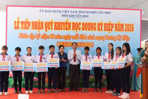 Lãnh đạo thành phố Cần Thơ trao học bổng cho học sinh tại lễ tiếp nhận.